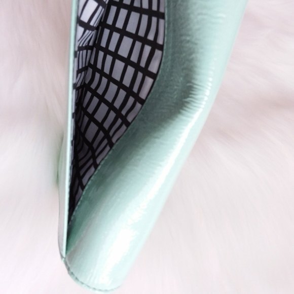 Halogen Multi-Compartment Small Purse Light Green - Picture 6 of 9